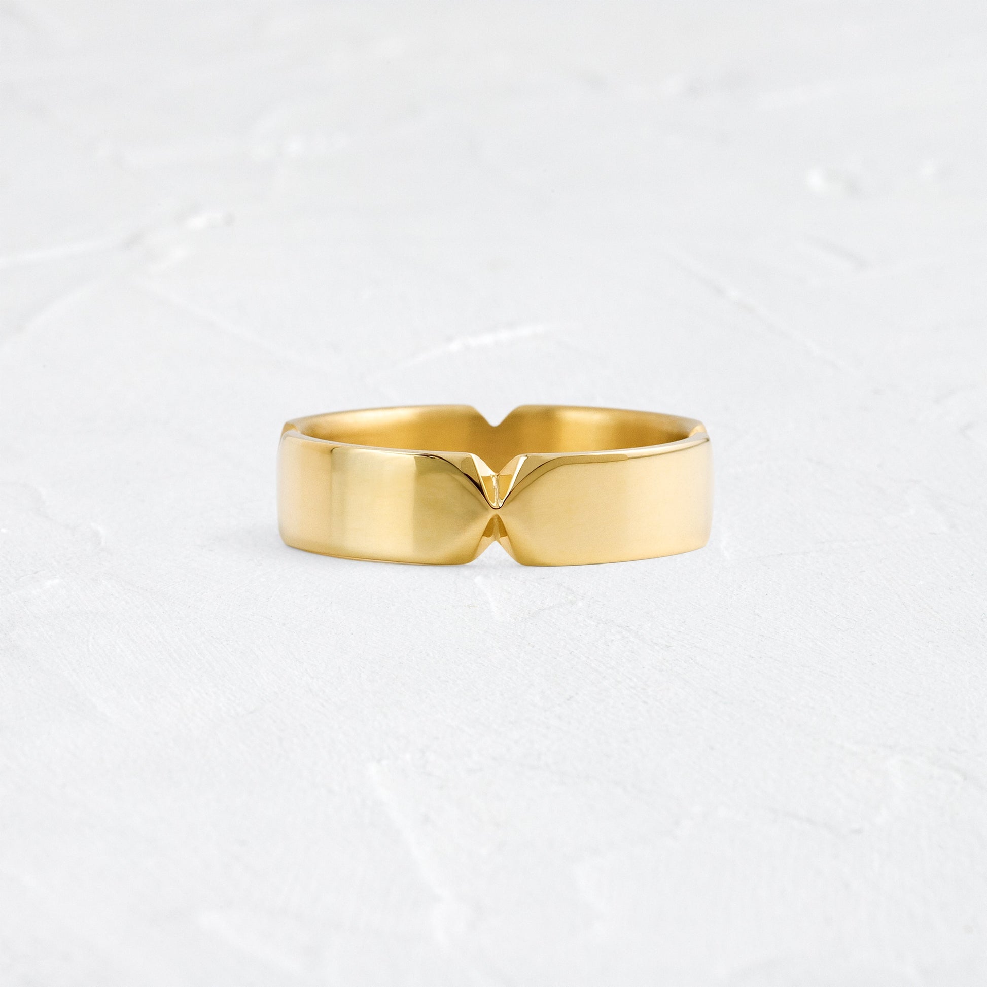 Center Pinch- Men's Wedding BandCenter Pinch- Men's Wedding Band - Front view