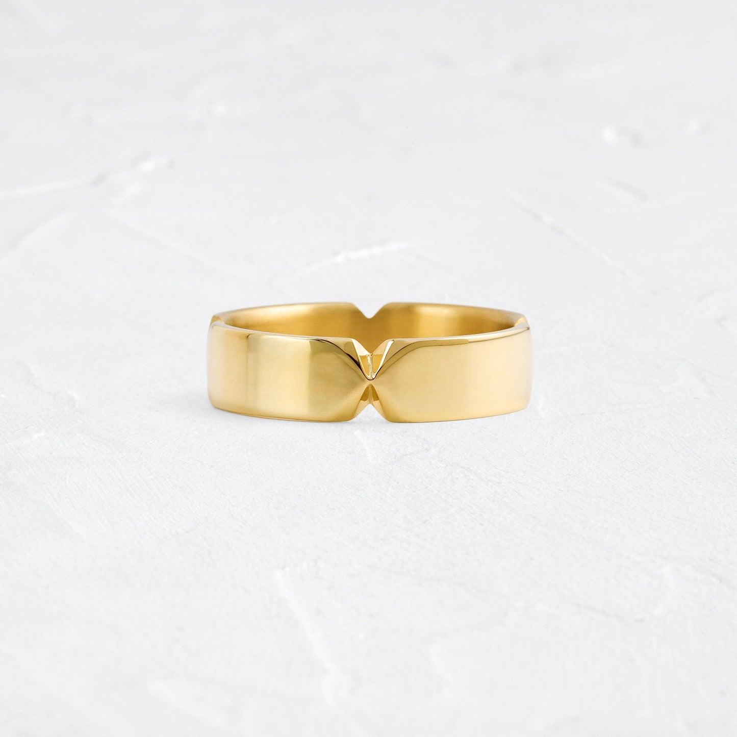 Center Pinch- Men's Wedding BandCenter Pinch- Men's Wedding Band - Front view
