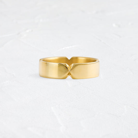Center Pinch- Men's Wedding BandCenter Pinch- Men's Wedding Band - Front view