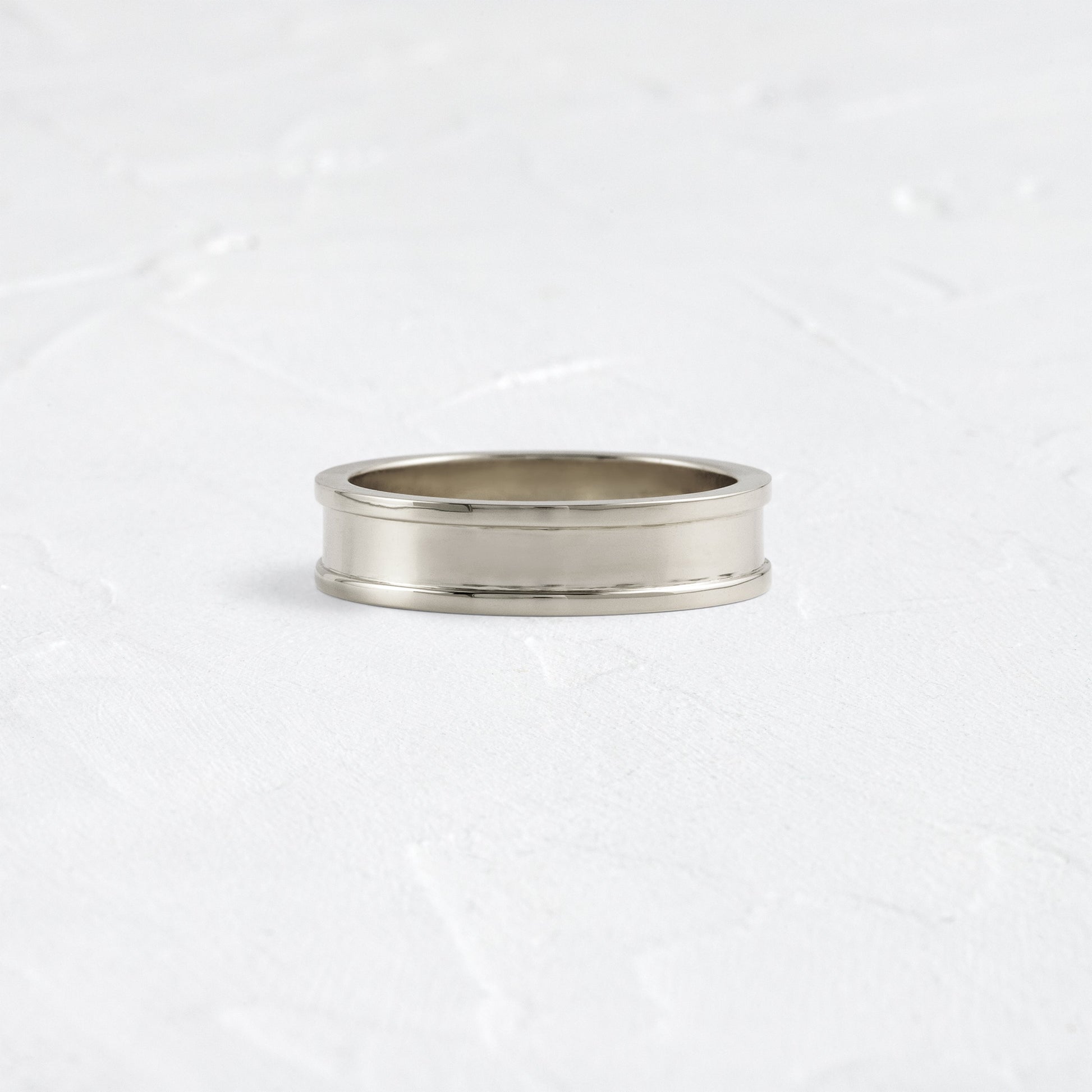 Classic Flat Court- Men's Wedding BandClassic Flat Court- Men's Wedding Band - Detail view