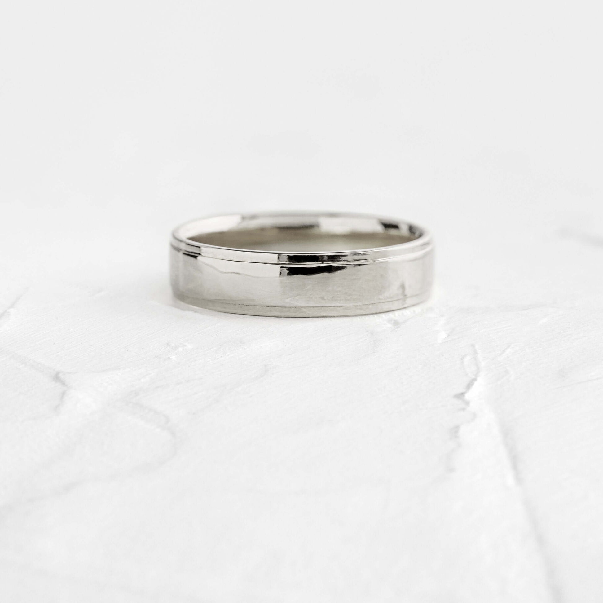 Classic Flat Court- Men's Wedding BandClassic Flat Court- Men's Wedding Band - Front view