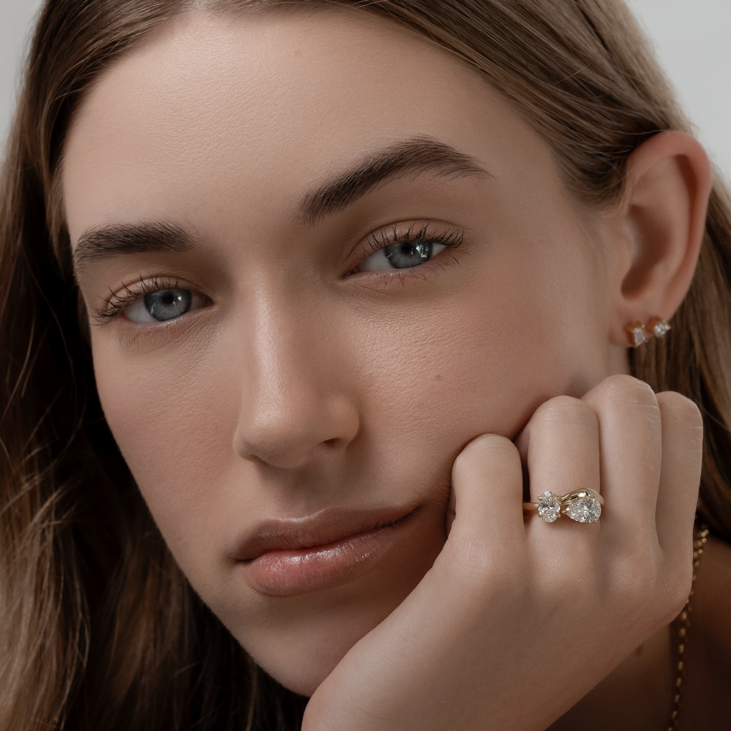 Toi Et Moi Curved- 1.25 CT Pear 0.95 CT Oval Moissanite Engagement RingToi Et Moi Curved- 1.25 CT Pear 0.95 CT Oval Moissanite Engagement Ring - Detail view